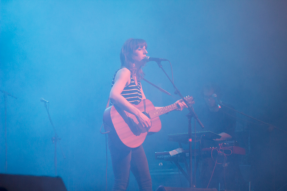 Concierto de Tulsa en el South Pop de Sevilla 2015 - Atmósfera y neblina en el escenario con Miren Iza 