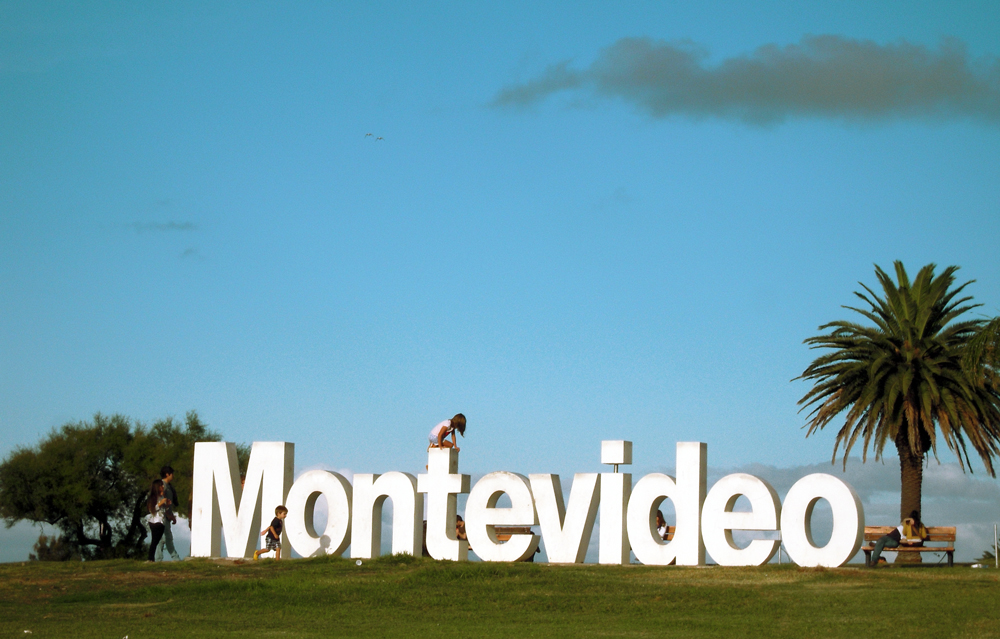Montevideo letras y niños en las Ramblas