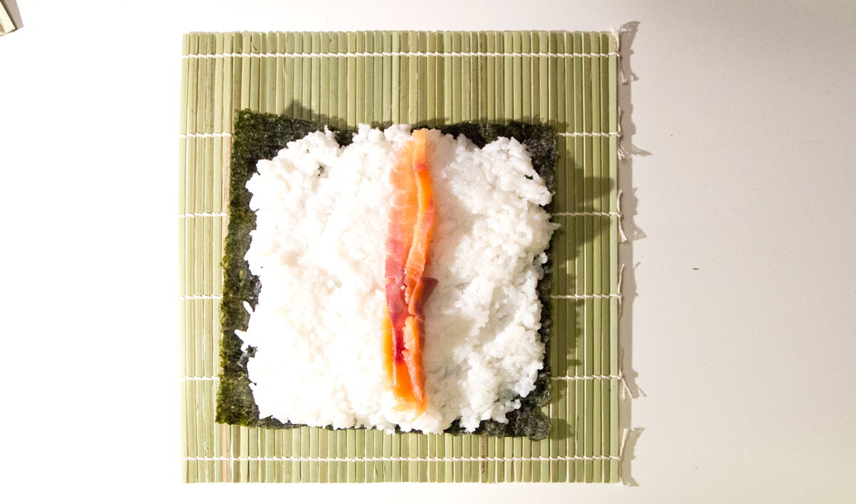 Sushi arroz, salmón y alga nori